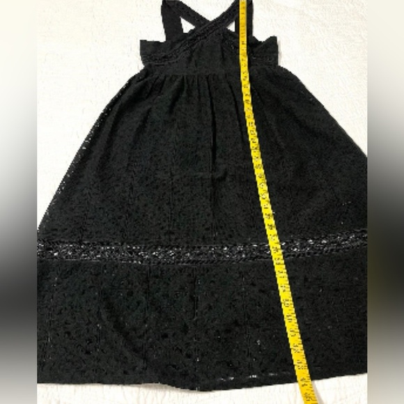 Stylish Black Dress with Lace Detail - Picture 11 of 16